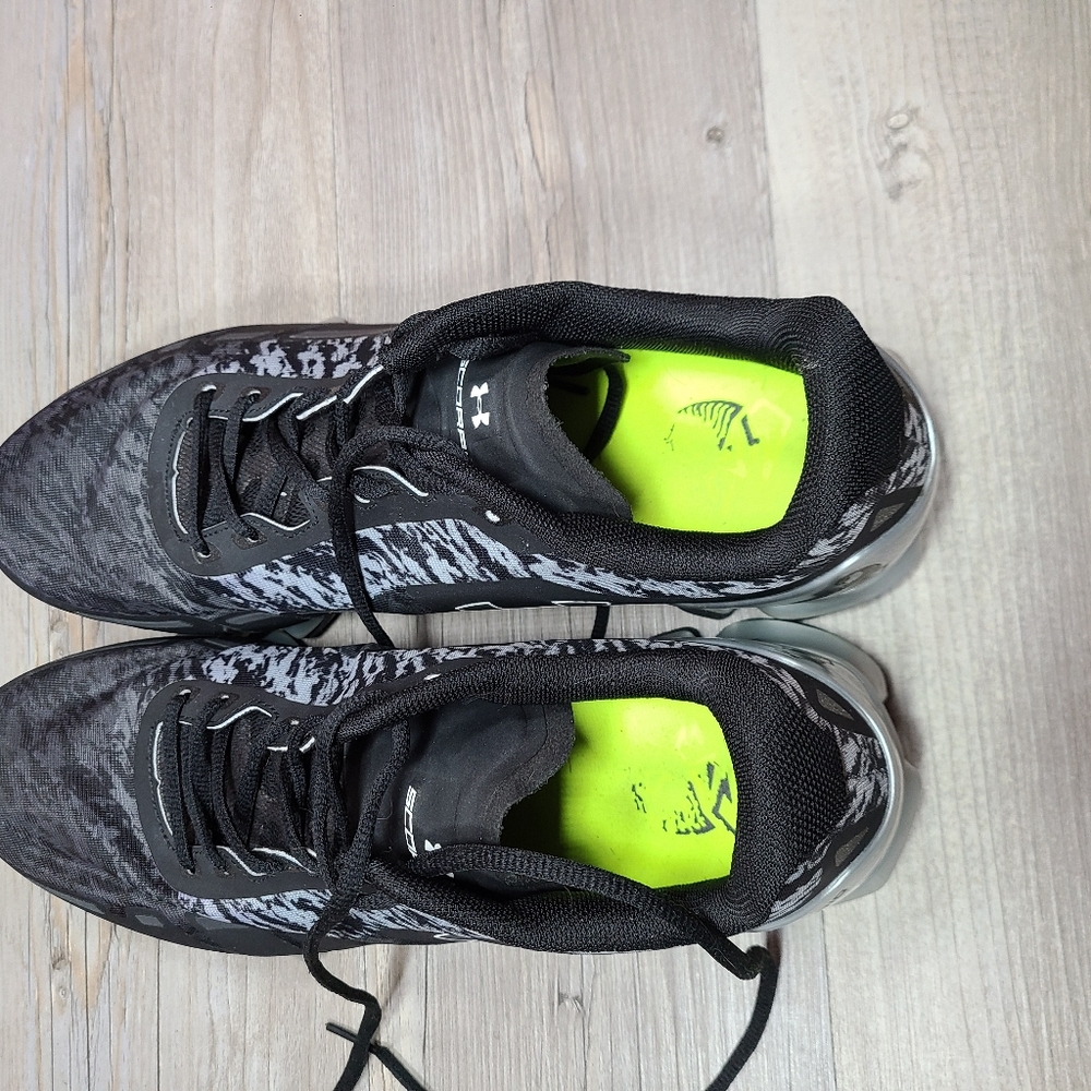 Under Armour Men's Black Running Shoes - Picture 8 of 10